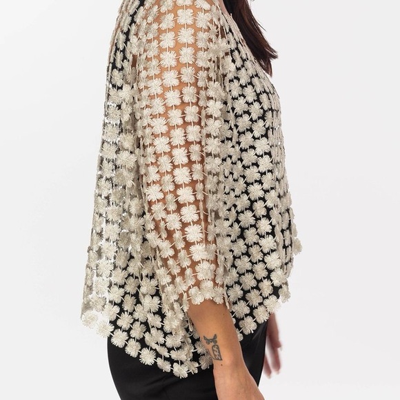 Rare CHARLIE B Gold Crochet Overlay Blouse Large - Picture 5 of 8